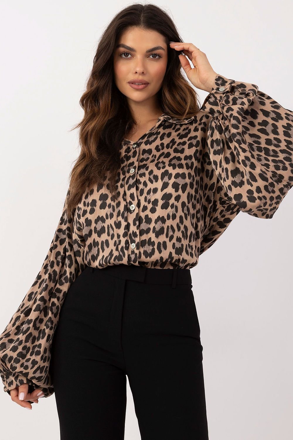 A versatile shirt combining a classic cut with modern design, featuring long buff sleeves, a subtle animal leopard motif, and soft viscose for comfort. Perfect for everyday wear or formal occasions, adding elegance and originality to your wardrobe.






