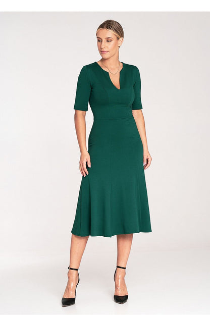 A midi-length dress made of wedges, featuring a V-neckline, 3/4 sleeves, and a side zipper, perfect for versatile occasions.






