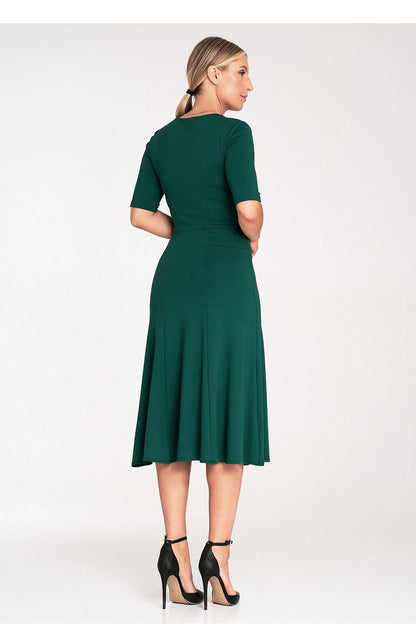 A midi-length dress made of wedges, featuring a V-neckline, 3/4 sleeves, and a side zipper, perfect for versatile occasions.






