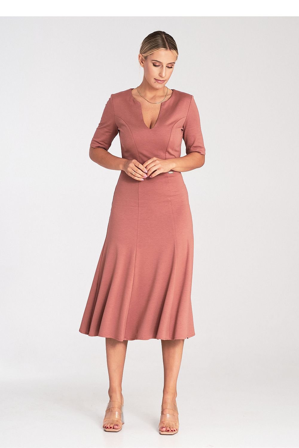 A midi-length dress made of wedges, featuring a V-neckline, 3/4 sleeves, and a side zipper, perfect for versatile occasions.






