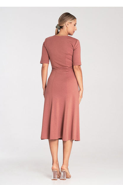 A midi-length dress made of wedges, featuring a V-neckline, 3/4 sleeves, and a side zipper, perfect for versatile occasions.






