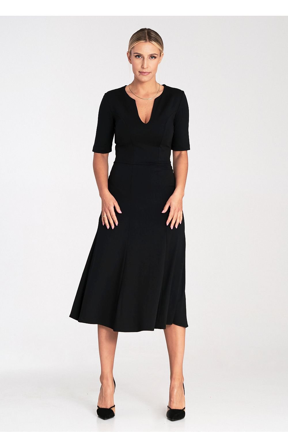 A midi-length dress made of wedges, featuring a V-neckline, 3/4 sleeves, and a side zipper, perfect for versatile occasions.






