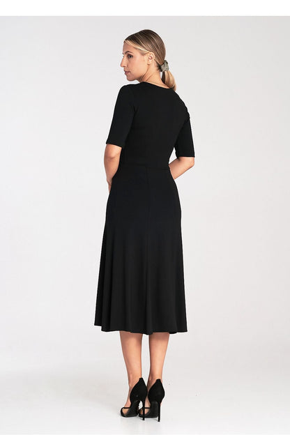 A midi-length dress made of wedges, featuring a V-neckline, 3/4 sleeves, and a side zipper, perfect for versatile occasions.






