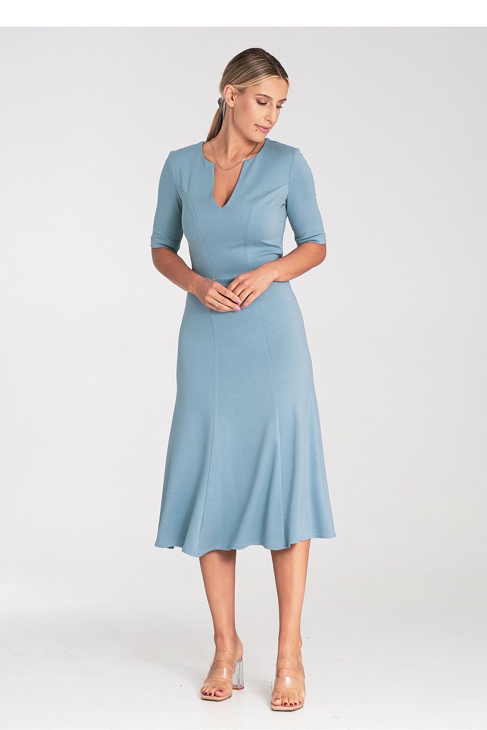 A midi-length dress made of wedges, featuring a V-neckline, 3/4 sleeves, and a side zipper, perfect for versatile occasions.






