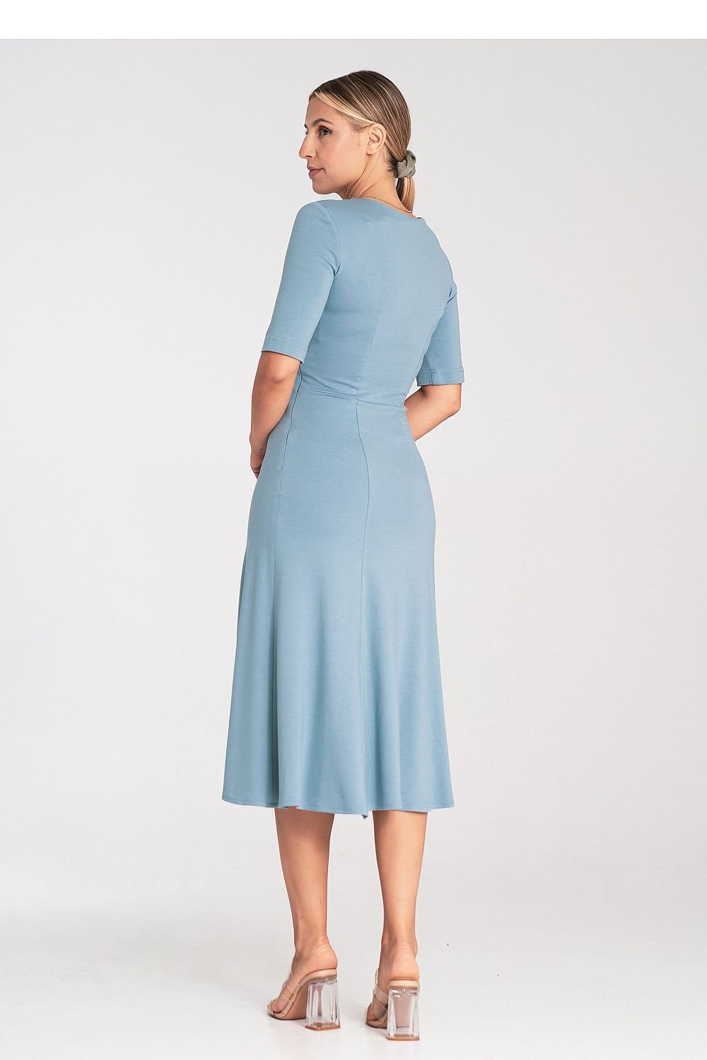 A midi-length dress made of wedges, featuring a V-neckline, 3/4 sleeves, and a side zipper, perfect for versatile occasions.






