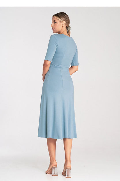 A midi-length dress made of wedges, featuring a V-neckline, 3/4 sleeves, and a side zipper, perfect for versatile occasions.






