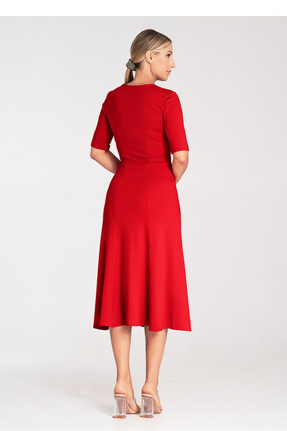 A midi-length dress made of wedges, featuring a V-neckline, 3/4 sleeves, and a side zipper, perfect for versatile occasions.






