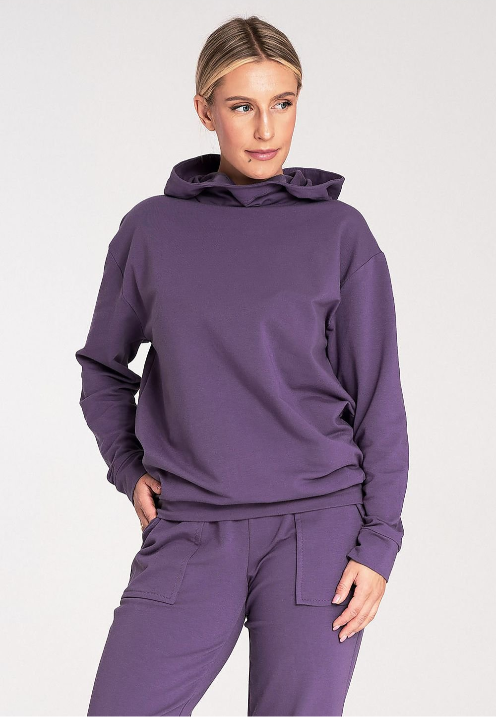 A comfortable cotton sweatshirt featuring long sleeves, a loose collar, and a hood. The bottom hem and sleeves are finished with ribbed cuffs for a cozy and stylish fit, perfect for everyday wear.






