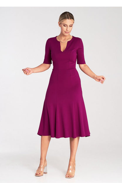 A midi-length dress made of wedges, featuring a V-neckline, 3/4 sleeves, and a side zipper, perfect for versatile occasions.






