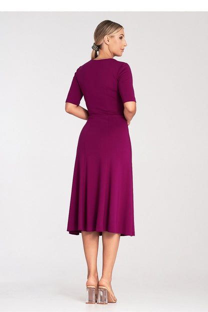 A midi-length dress made of wedges, featuring a V-neckline, 3/4 sleeves, and a side zipper, perfect for versatile occasions.






