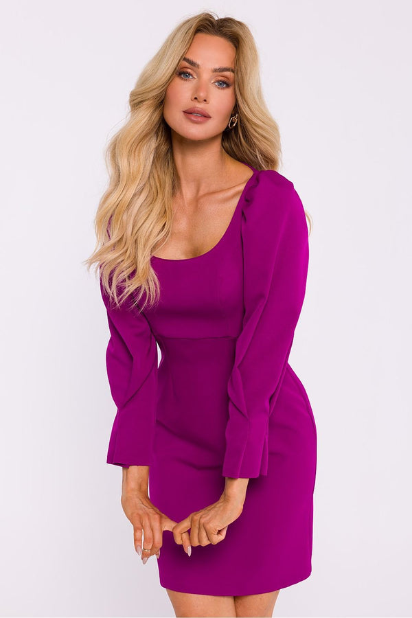 Charmante mini-robe à encolure carrée et manches bouffantes aux épaules