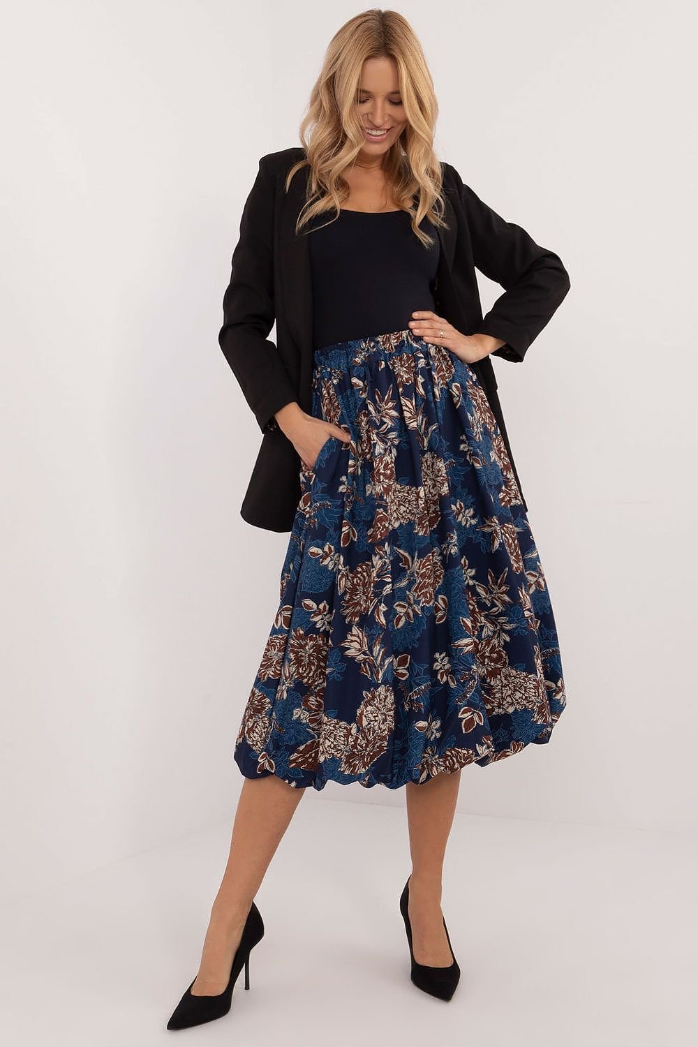 A stylish bomber midi skirt made of polyester with a viscose lining, featuring a leopard print, elastic waistband, and hidden side pockets, offering comfort, elegance, and versatility for both everyday wear and formal occasions.






