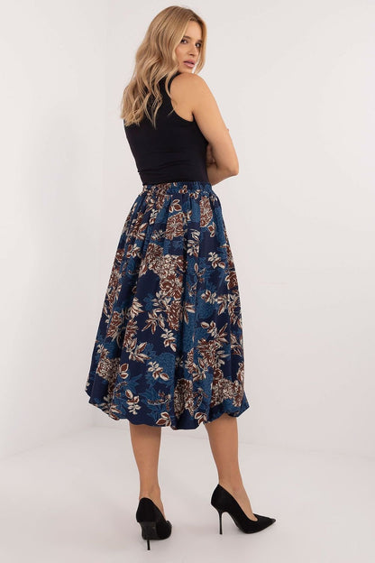 A stylish bomber midi skirt made of polyester with a viscose lining, featuring a leopard print, elastic waistband, and hidden side pockets, offering comfort, elegance, and versatility for both everyday wear and formal occasions.






