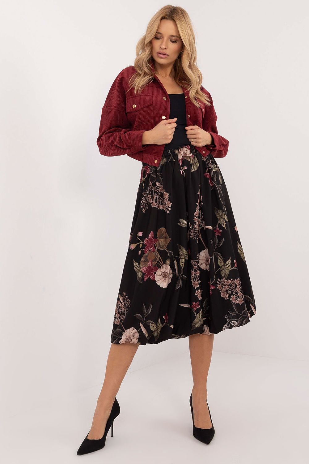 A stylish bomber midi skirt made of polyester with a viscose lining, featuring a leopard print, elastic waistband, and hidden side pockets, offering comfort, elegance, and versatility for both everyday wear and formal occasions.






