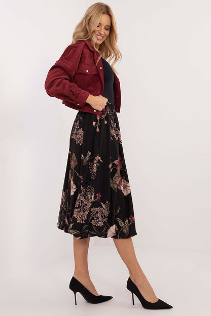 A stylish bomber midi skirt made of polyester with a viscose lining, featuring a leopard print, elastic waistband, and hidden side pockets, offering comfort, elegance, and versatility for both everyday wear and formal occasions.






