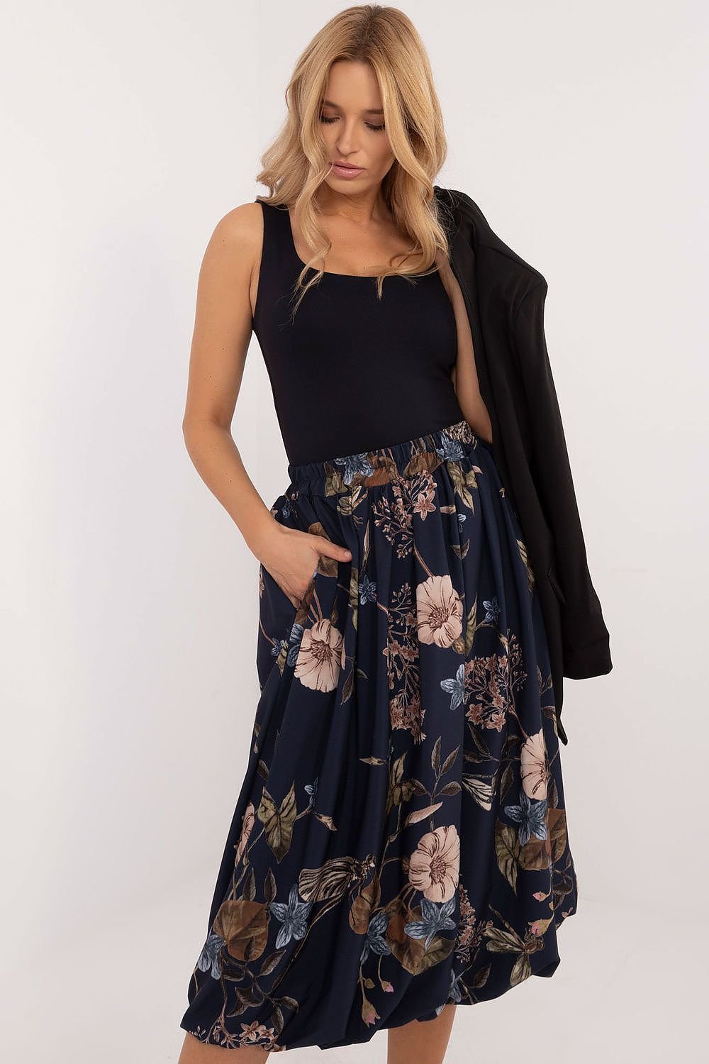 A stylish bomber midi skirt made of polyester with a viscose lining, featuring a leopard print, elastic waistband, and hidden side pockets, offering comfort, elegance, and versatility for both everyday wear and formal occasions.






