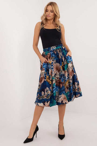 A stylish bomber midi skirt made of polyester with a viscose lining, featuring a leopard print, elastic waistband, and hidden side pockets, offering comfort, elegance, and versatility for both everyday wear and formal occasions.






