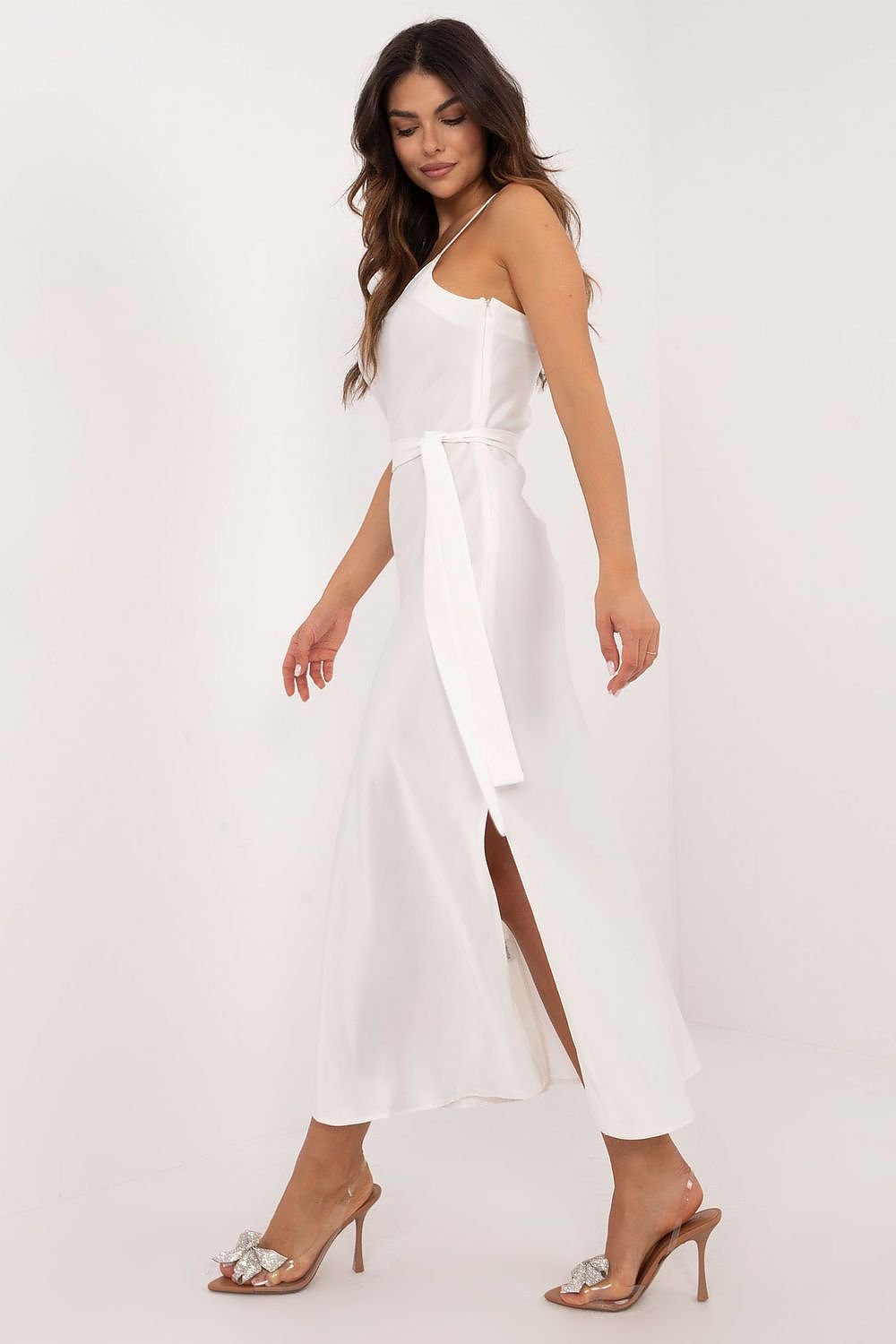 An elegant strapless mermaid cut evening dress made of viscose and polyester, featuring a deep V-neck, side zipper closure, mid-calf length, and a tie belt at the waist for a flattering fit, perfect for formal occasions.






