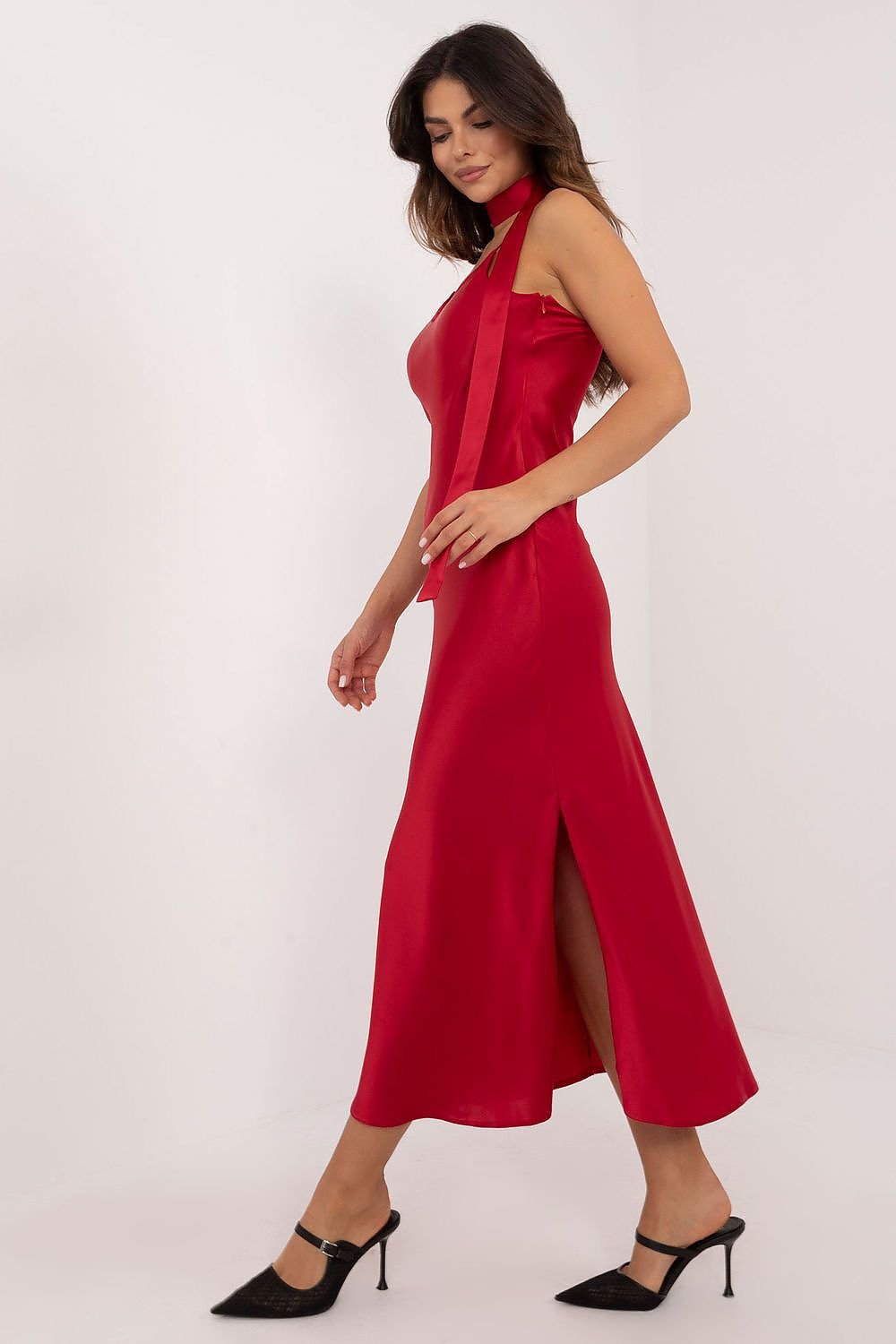 An elegant strapless mermaid cut evening dress made of viscose and polyester, featuring a deep V-neck, side zipper closure, mid-calf length, and a tie belt at the waist for a flattering fit, perfect for formal occasions.






