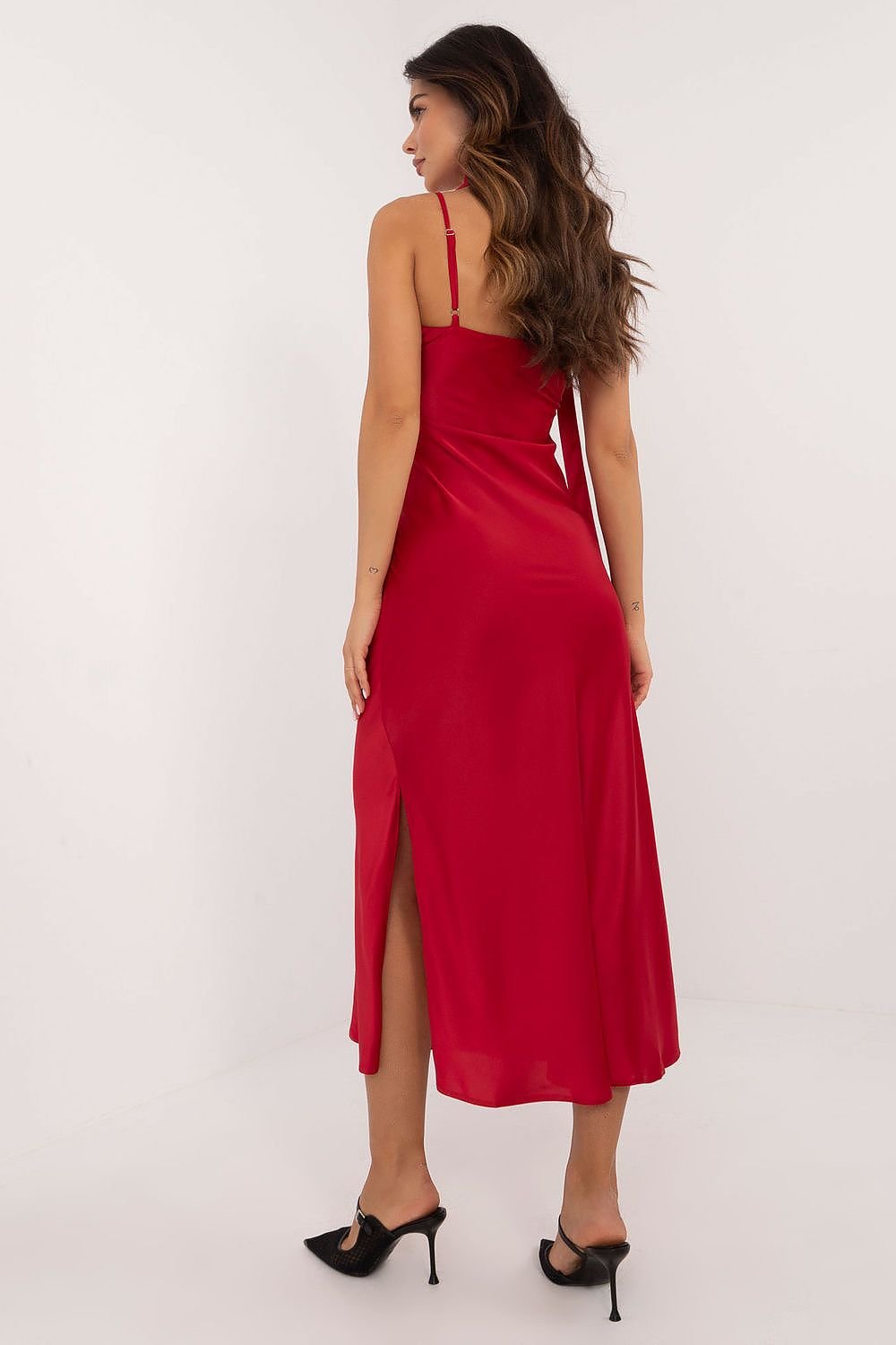 An elegant strapless mermaid cut evening dress made of viscose and polyester, featuring a deep V-neck, side zipper closure, mid-calf length, and a tie belt at the waist for a flattering fit, perfect for formal occasions.






