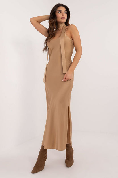 An elegant strapless mermaid cut evening dress made of viscose and polyester, featuring a deep V-neck, side zipper closure, mid-calf length, and a tie belt at the waist for a flattering fit, perfect for formal occasions.






