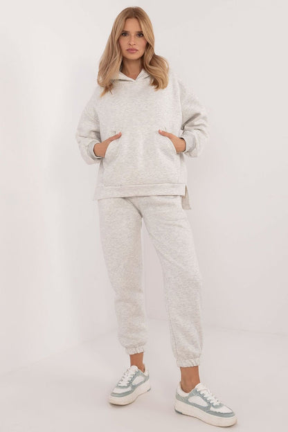 Ensemble sweat-shirt et jogging isolé pour femme