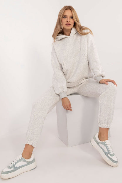 Ensemble sweat-shirt et jogging isolé pour femme