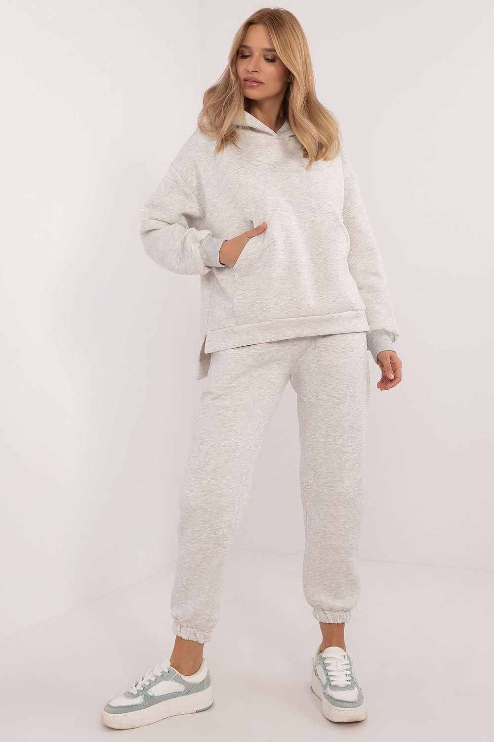 Ensemble sweat-shirt et jogging isolé pour femme