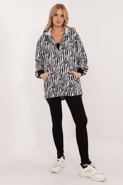 This casual women's set includes a Top, sweatshirt, and leggings, perfect for everyday wear. The leggings have a simple design with a subtle animal motif on the sweatshirt, giving it a modern flair. Made with a cozy blend of cotton and polyester, this set ensures comfort and durability throughout the day. The leggings feature long tapered legs and a high rise, accentuating the silhouette and providing a perfect fit. The sleek style of the leggings, without pockets, adds elegance and practicality. 