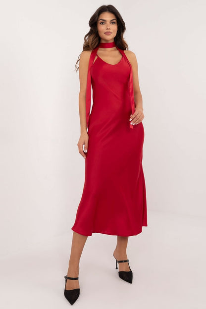 An elegant strapless mermaid cut evening dress made of viscose and polyester, featuring a deep V-neck, side zipper closure, mid-calf length, and a tie belt at the waist for a flattering fit, perfect for formal occasions.






