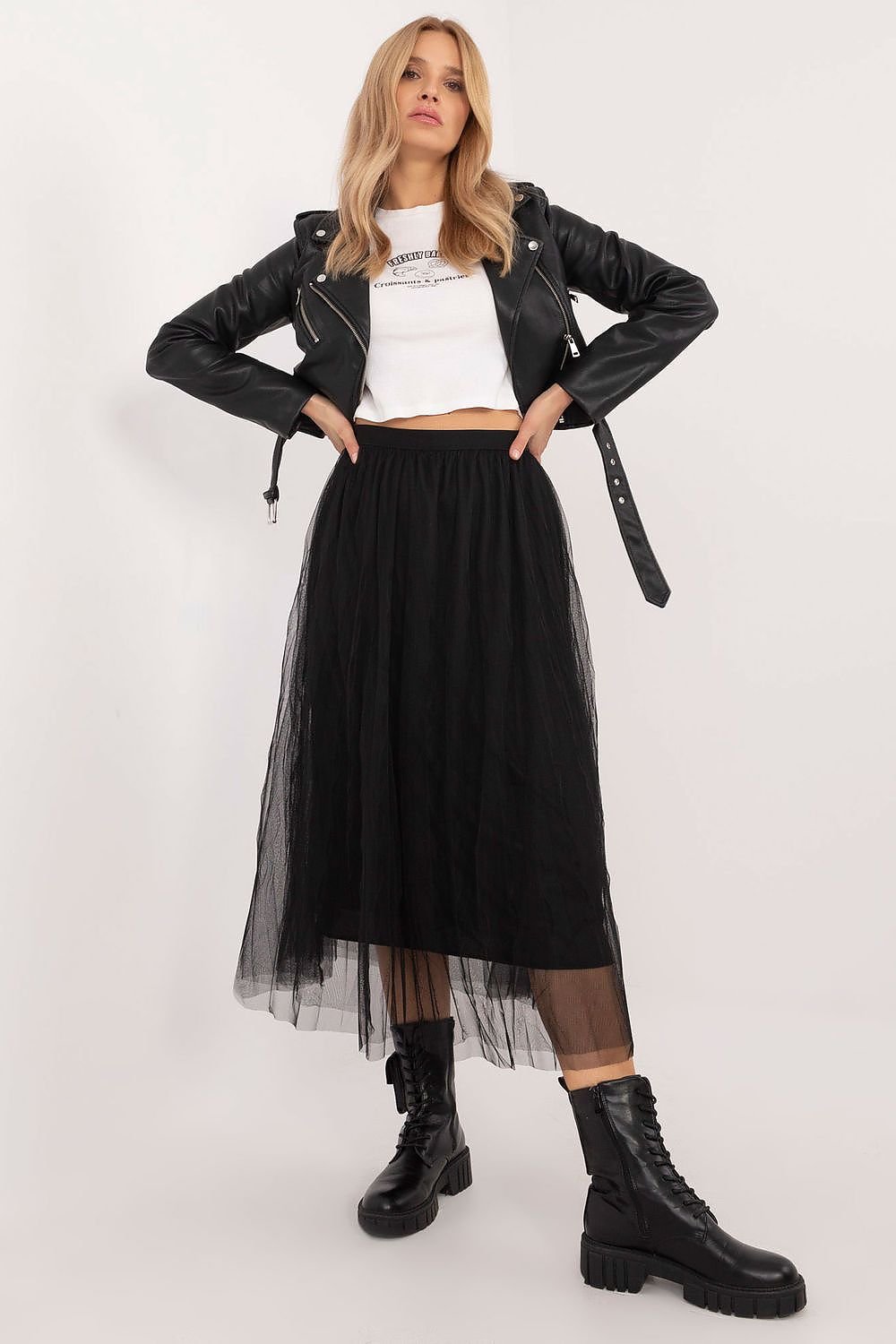 A lightweight tulle midi skirt in a casual style, made from flowing polyester with a smooth pattern, featuring an elastic waistband and lining for comfort and a perfect fit, ideal for everyday outings and work.






