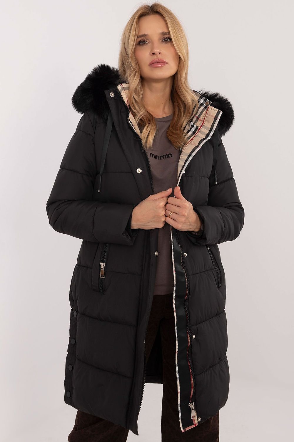 A cozy quilted winter jacket with an extended cut, featuring a smooth pattern, polyester fabric, and synthetic fill for warmth. The detachable hood and fur add style and versatility, while slip pockets, a zipper closure, and additional snaps offer comfort and protection from the cold. Perfect for everyday outings and work during the autumn/winter season.






