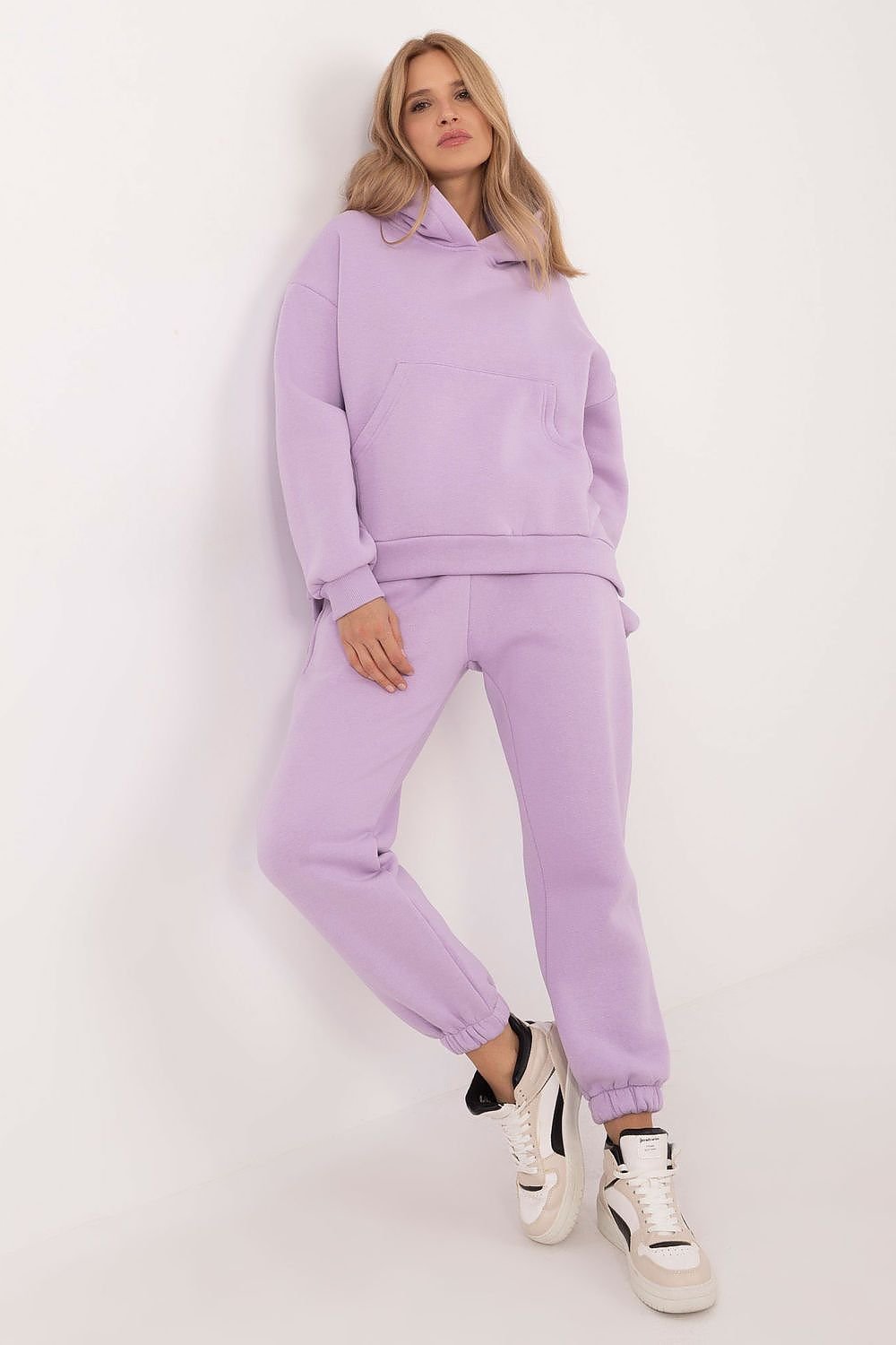 Ensemble sweat-shirt et jogging isolé pour femme