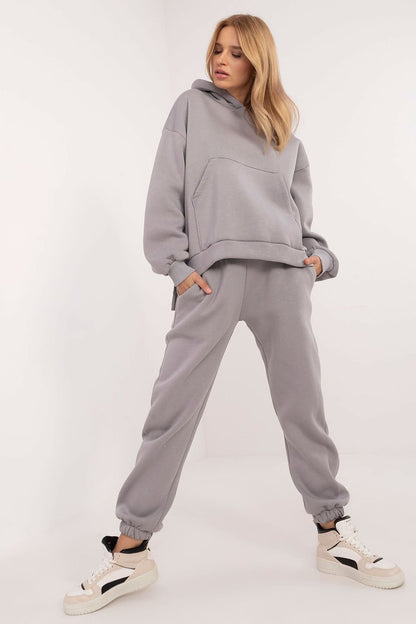 Ensemble sweat-shirt et jogging isolé pour femme