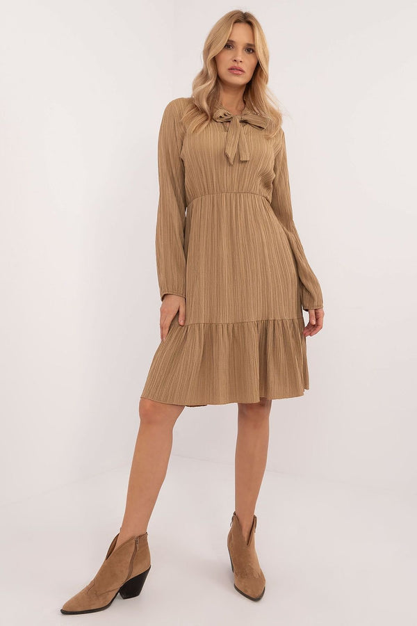 Vestido acampanado de diario con escote anudado, mangas largas y detalle de volante