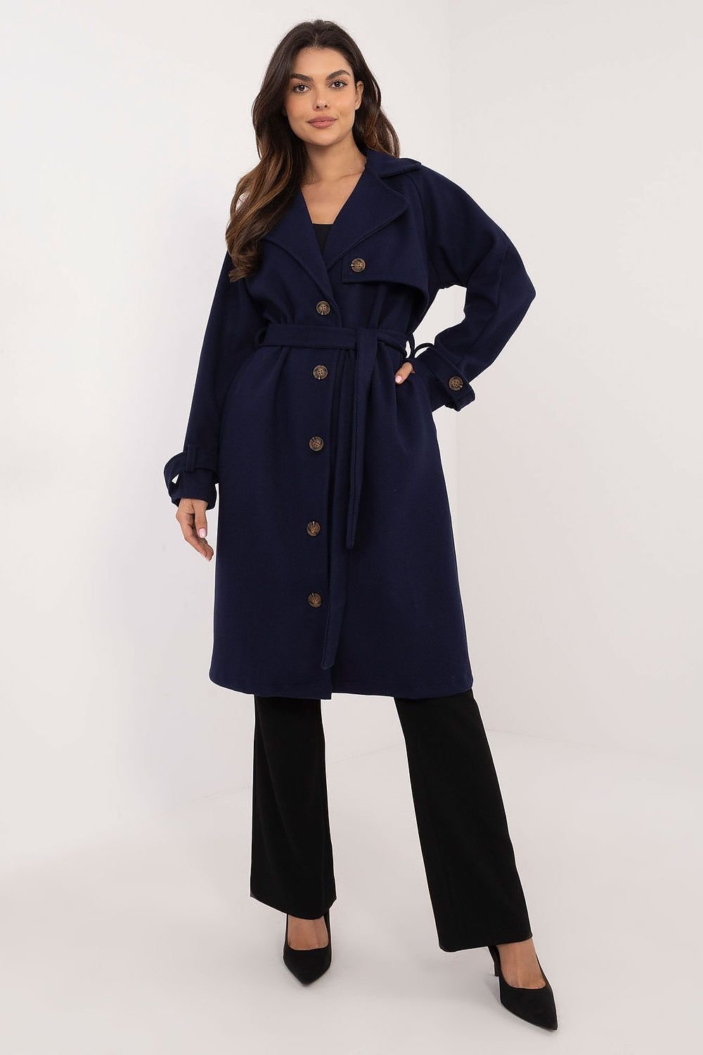 Timeless polyester trench coat with button closure, long sleeves, slip pockets, and a waist-accentuating belt. Perfect for versatile outfits.






