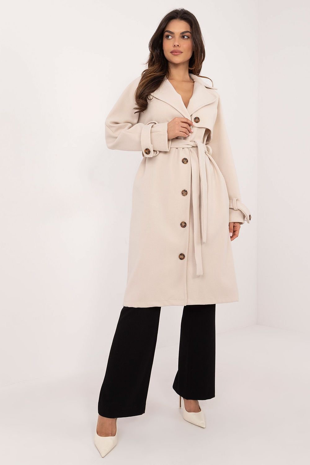 Timeless polyester trench coat with button closure, long sleeves, slip pockets, and a waist-accentuating belt. Perfect for versatile outfits.






