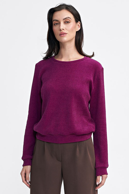 A timeless blouse made of high-quality, soft ribbed knit fabric with a round neckline and long sleeves finished with ribbed hems. Its simple, regular cut and no-fastener design make it a comfortable and versatile addition to any wardrobe.