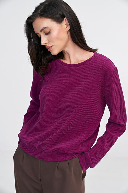 A timeless blouse made of high-quality, soft ribbed knit fabric with a round neckline and long sleeves finished with ribbed hems. Its simple, regular cut and no-fastener design make it a comfortable and versatile addition to any wardrobe.