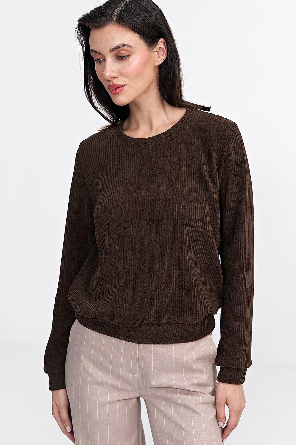 A timeless blouse made of high-quality, soft ribbed knit fabric with a round neckline and long sleeves finished with ribbed hems. Its simple, regular cut and no-fastener design make it a comfortable and versatile addition to any wardrobe.