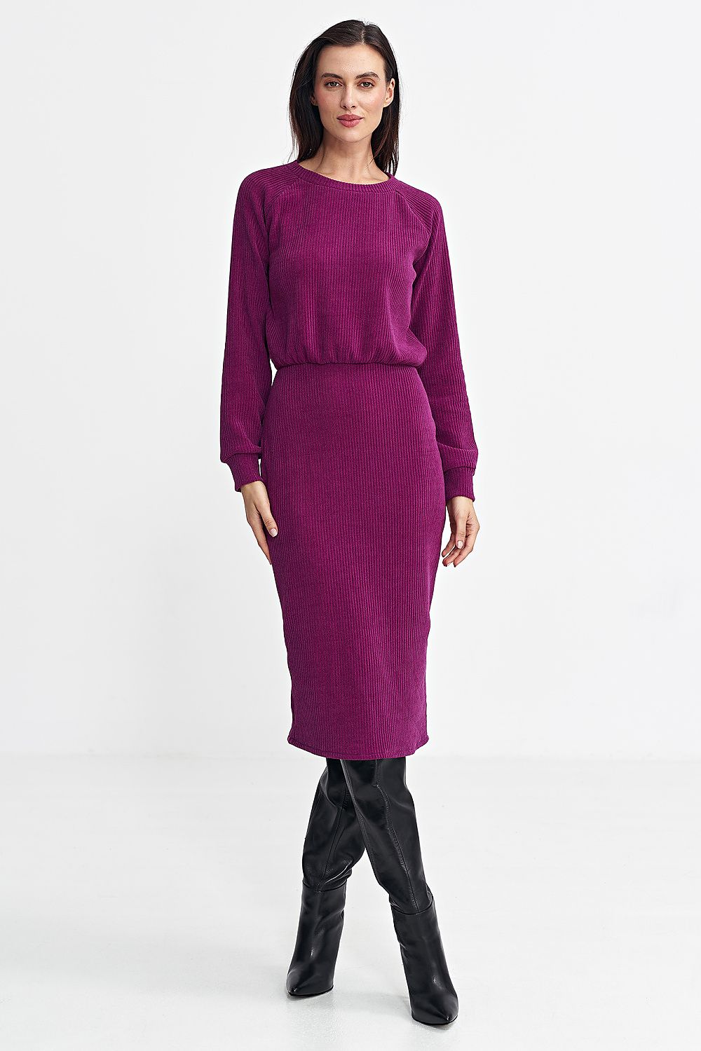 Soft ribbed knit midi dress featuring a round neckline, long ruffle sleeves with ribbed hems, and an elastic waistband that accentuates the silhouette. With a back slit for added originality and ease of movement, this head-insert dress combines comfort and elegance for any occasion.






