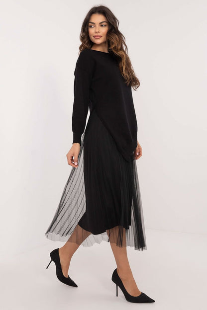 A sophisticated women's set featuring a midi-length lined dress and a matching long-sleeve sweater. Both pieces are crafted from a high-quality viscose blend for comfort and an elegant look. The smooth texture and round neckline create a timeless and cohesive style, perfect for formal occasions, work, or refined everyday wear.






