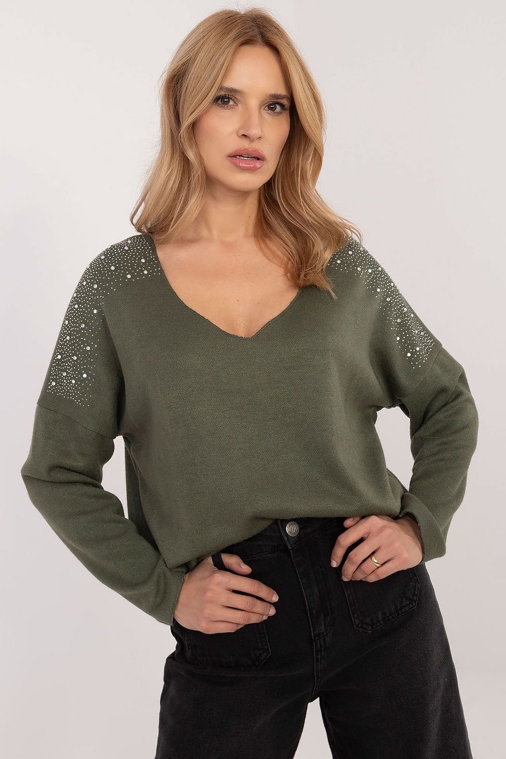 Perfect for both special occasions and everyday styling, this elegant sweater effortlessly combines comfort and sophistication. Made from a soft, touchable blend of viscose and elastane, it ensures all-day comfort and ease of wear.

