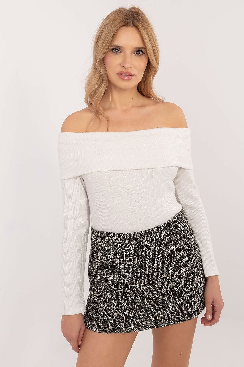 Elegant women's sweater made of a viscose-elastane blend, featuring long sleeves, an off-the-shoulder neckline, and a ribbed texture with shiny thread detailing for a sophisticated look. Perfect for everyday wear or work.






