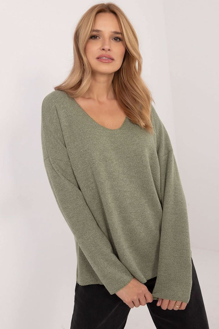 Elegant Women's Sweater with Shimmering Thread - Ludowika 