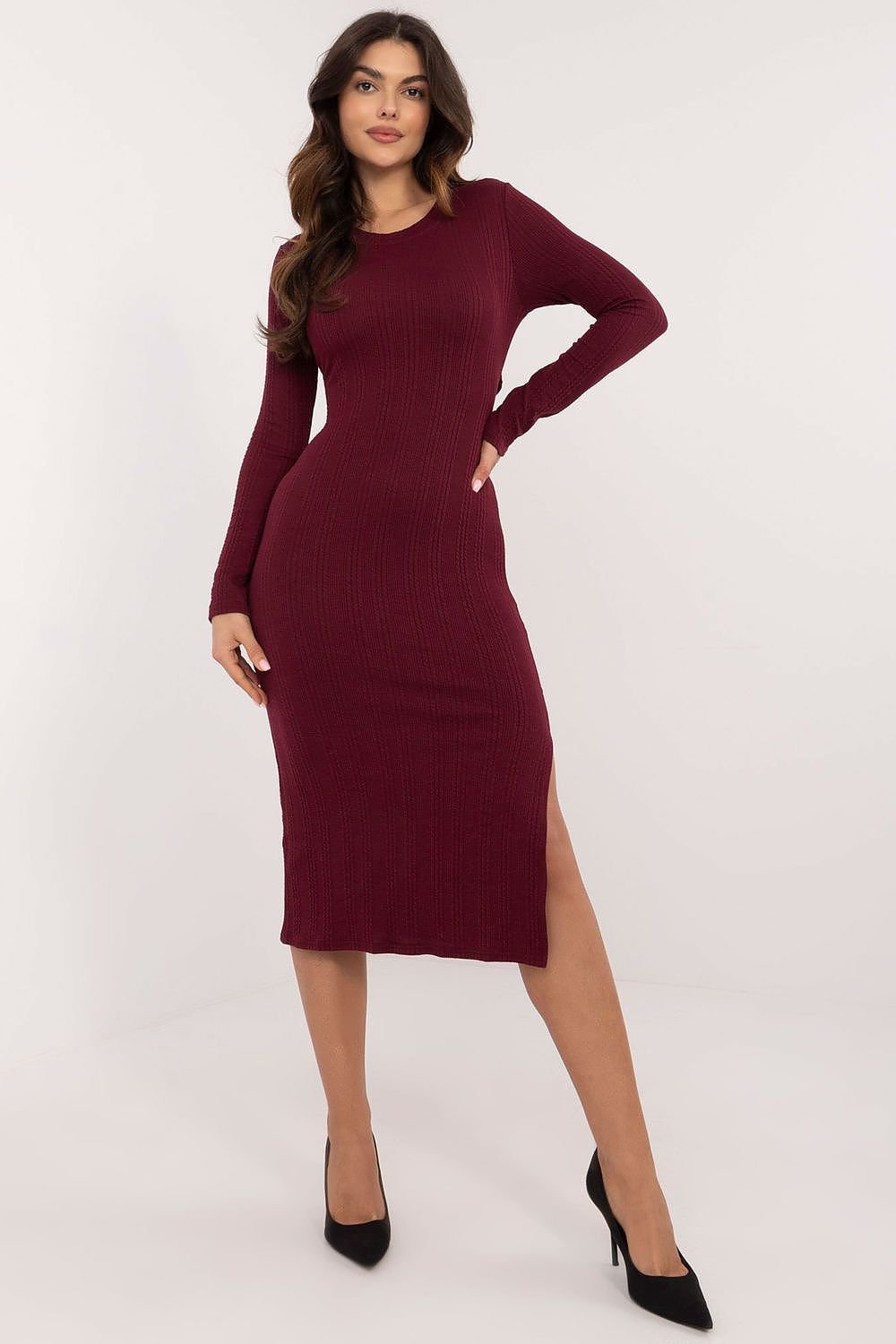 A stylish knitted pencil dress made from a comfortable blend of cotton, polyester, and elastane, featuring a ribbed texture. With a fitted midi cut, long sleeves, and a classic round neckline, this dress accentuates the silhouette. The corset tie at the back adds an elegant touch and allows for a custom fit, making it perfect for everyday wear.






