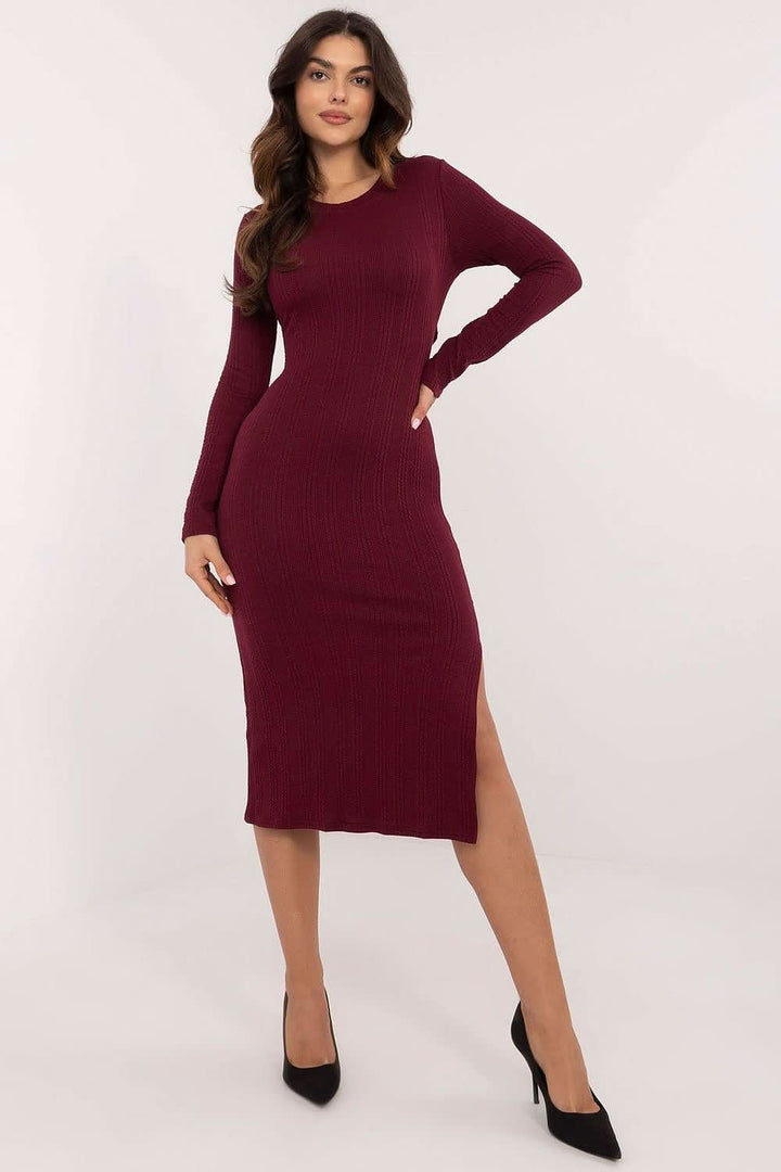 A stylish knitted pencil dress made from a comfortable blend of cotton, polyester, and elastane, featuring a ribbed texture. With a fitted midi cut, long sleeves, and a classic round neckline, this dress accentuates the silhouette. The corset tie at the back adds an elegant touch and allows for a custom fit, making it perfect for everyday wear.






