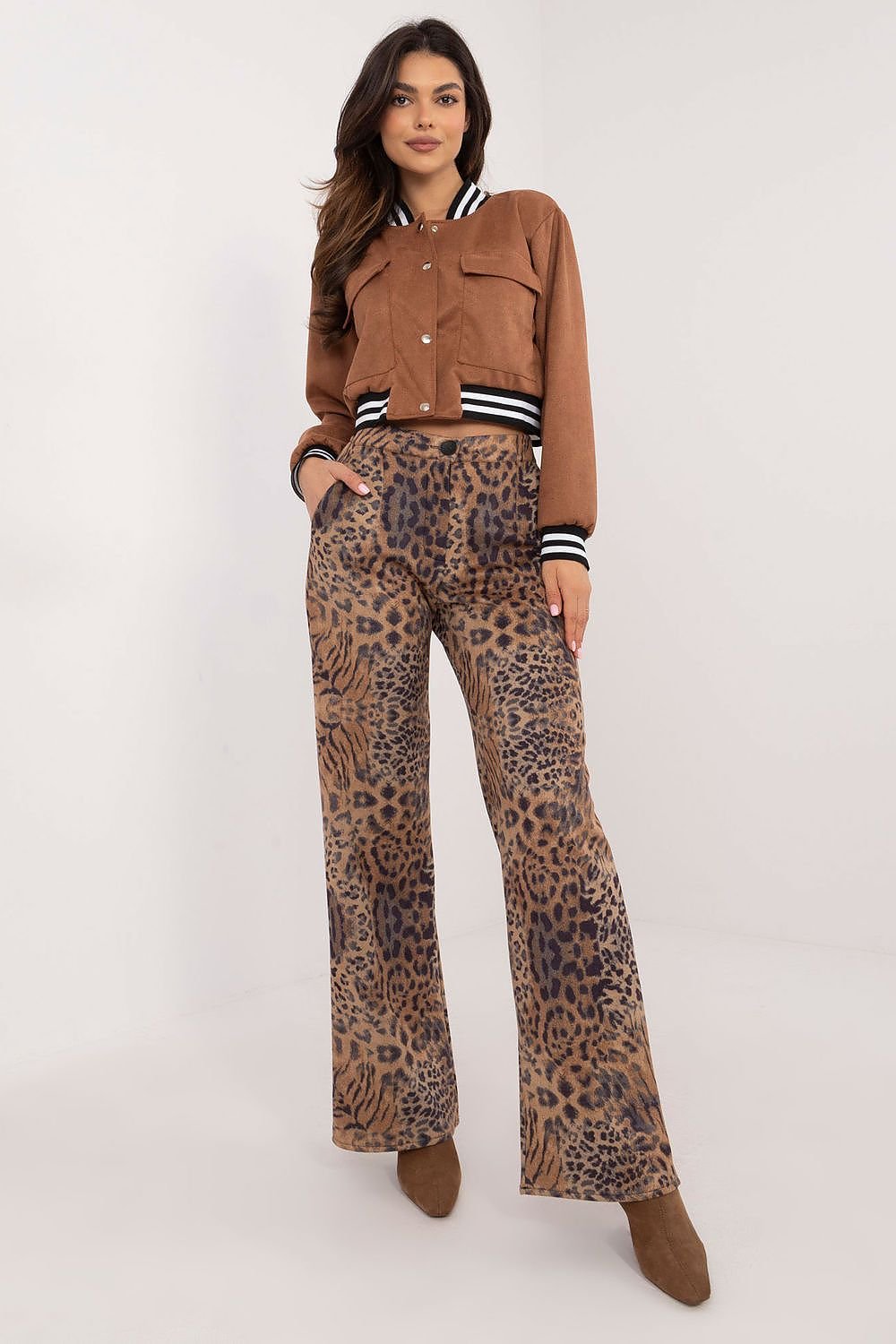 Casual yet elegant trousers featuring an animal print, high waist, and straight legs for a classic silhouette. Made from a comfortable cotton blend, with a button and zipper fastening and slip pockets for added functionality. Perfect for both everyday wear and work.






