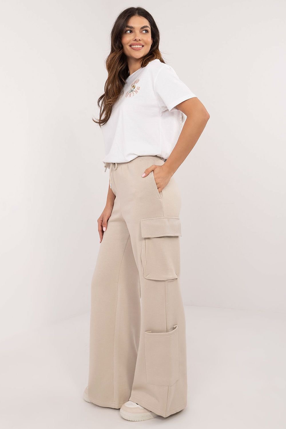 Comfortable cargo sweatpants with a high rise and waist tie for a perfect fit. Made from a cotton-polyester blend for lightweight warmth, featuring wide legs, side cargo pockets, and slip-in side pockets. A stylish, functional option for everyday wear.






