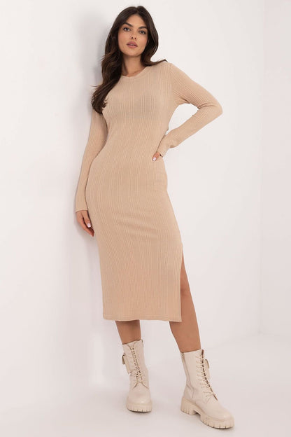 A stylish knitted pencil dress made from a comfortable blend of cotton, polyester, and elastane, featuring a ribbed texture. With a fitted midi cut, long sleeves, and a classic round neckline, this dress accentuates the silhouette. The corset tie at the back adds an elegant touch and allows for a custom fit, making it perfect for everyday wear.






